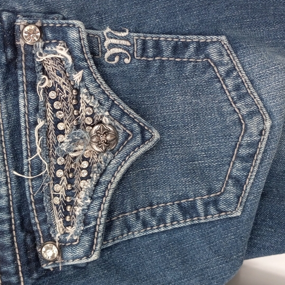 Miss Me Capri Jeans Back Flap Pockets Low Rise Embellished Medium Wash Size 26 - Picture 10 of 12